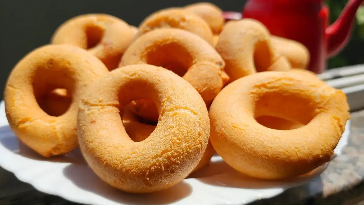 As rosquinhas de polvilho doce são um clássico da culinária brasileira, perfeitas para o café...