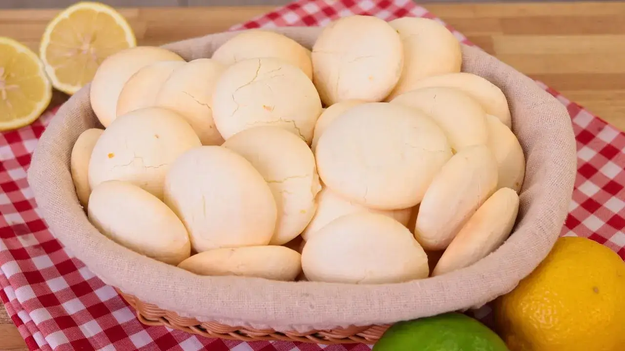 O sequilho de leite condensado com limão é um biscoitinho clássico que desmancha na boca,...