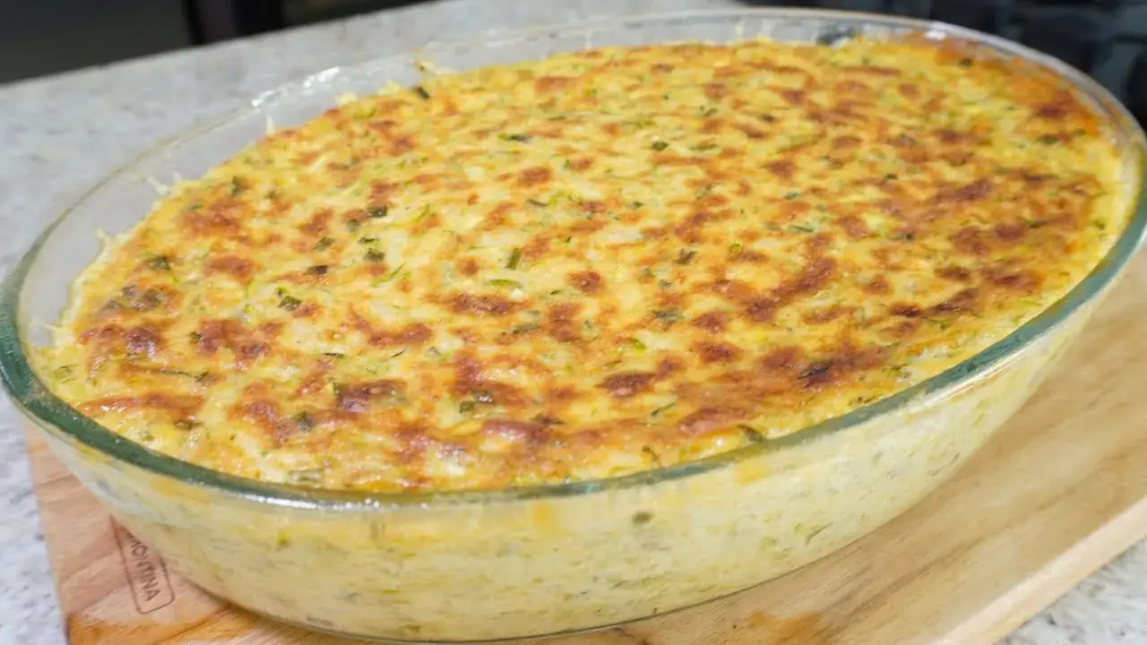 O suflê de abobrinha é uma receita prática e versátil, perfeita para o almoço ou...