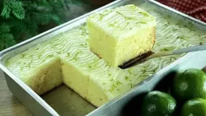 Bolo de Limão com Cobertura Cremosa: Receita de Bolo de Limão Perfeita para Servir Gelada