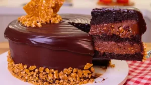Bolo de chocolate com crocante de amendoim festivo