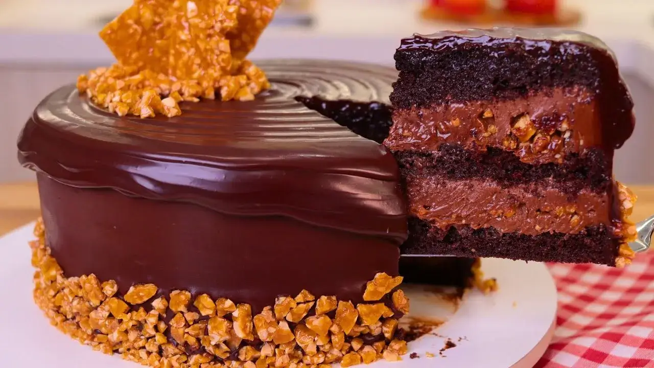 Bolo de chocolate com crocante de amendoim festivo