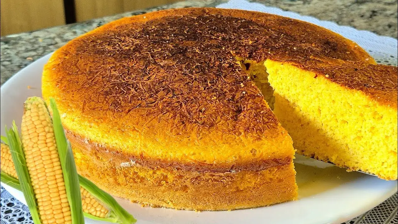 Bolo de milho fofinho que derrete na boca e combina com o café da tarde