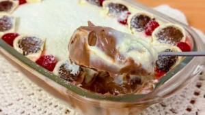 Doce Natalino com Dois Cremes: Sobremesa Fácil e Linda para o Fim de Ano