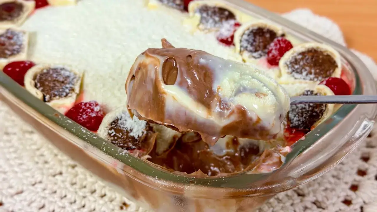 Doce Natalino com Dois Cremes: Sobremesa Fácil e Linda para o Fim de Ano