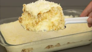Pavê de bolo de abacaxi cremoso na travessa