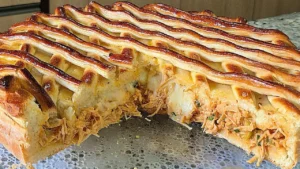 Torta de frango com massa fermentada fácil de fazer para o lanchinho