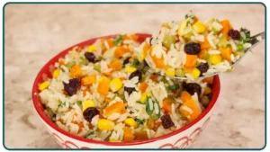 Arroz colorido simples que transforma a ceia com sabor caseiro (arroz agrega)