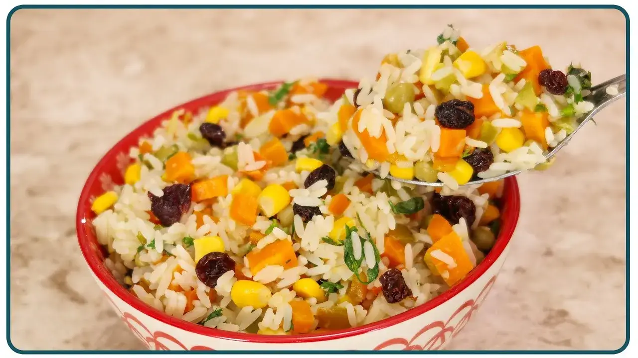 Arroz colorido simples que transforma a ceia com sabor caseiro (arroz agrega)