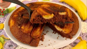 Bolo de banana de frigideira com chocolate feito no fogão