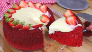 Bolo red velvet caseiro que destaca a cor perfeita do bolo red velvet