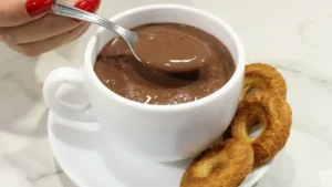 O chocolate quente caseiro cremoso é perfeito para aquecer em dias frios ou servir como...