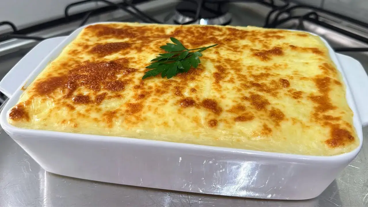Escondidinho de carne moída com purê cremoso e queijo gratinado