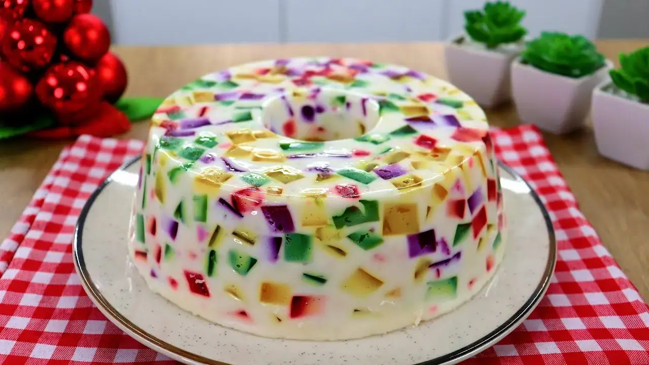 Gelatina colorida em cubos que chama atenção no prato