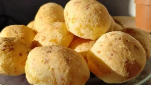 O pão de queijo caseiro é uma receita tradicional brasileira que combina textura macia por...