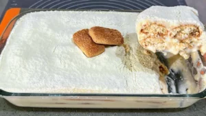 Pavê de leite em pó fácil com chocolate branco e biscoito champanhe