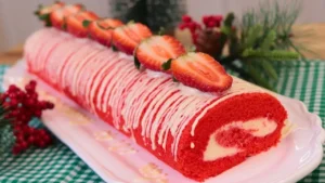 Rocambole red velvet natalino com cream cheese que chama atenção no prato