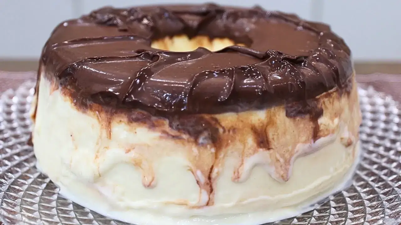 Sorvetão de leite ninho com chocolate que chama atenção no primeiro olhar
