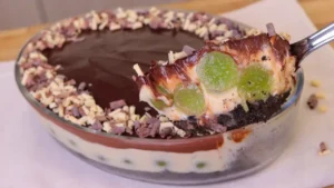 Torta de Uva com Creme de Leite Ninho e Chocolate Fácil de Travessa