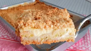 Torta de banana cremosa com farofa crocante feita no forno