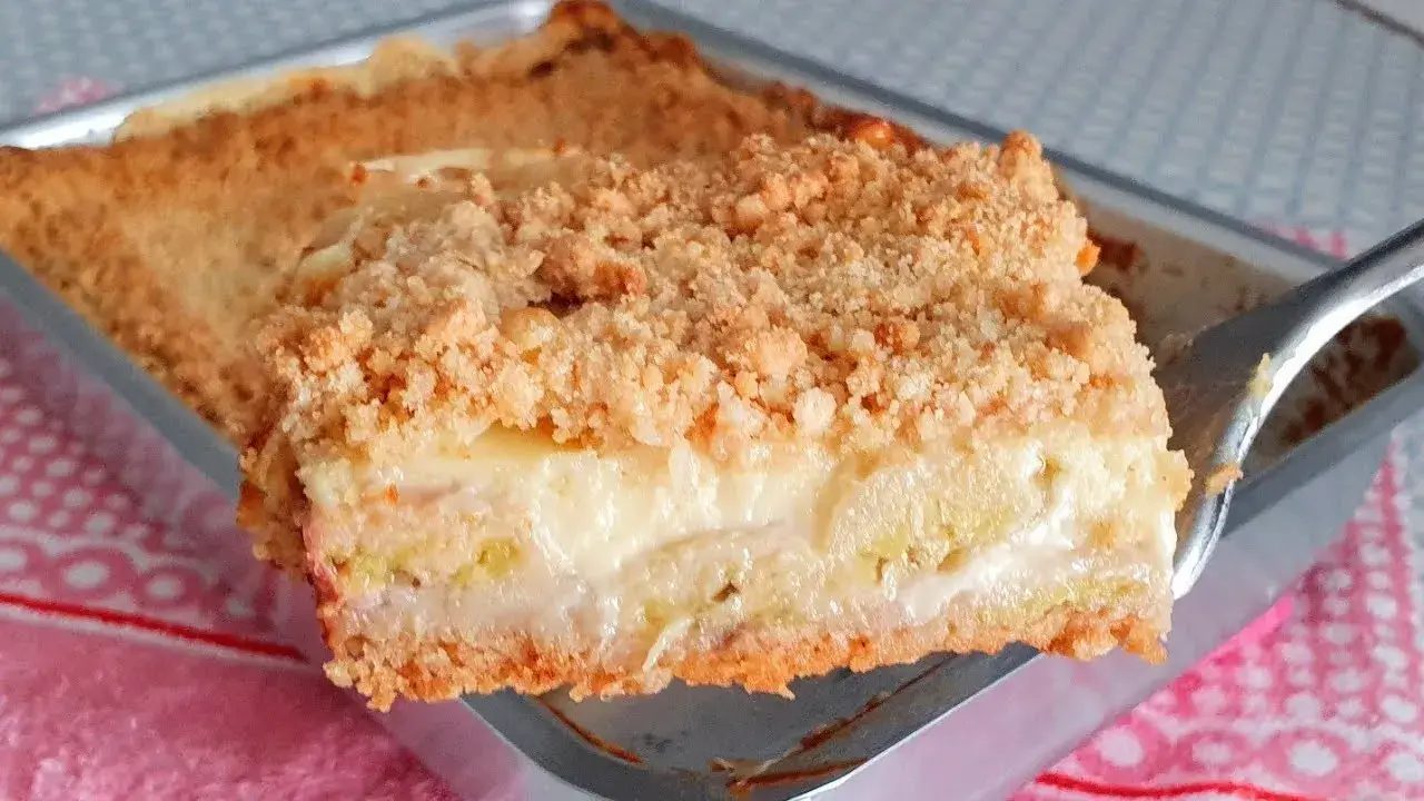 Torta de banana cremosa com farofa crocante feita no forno