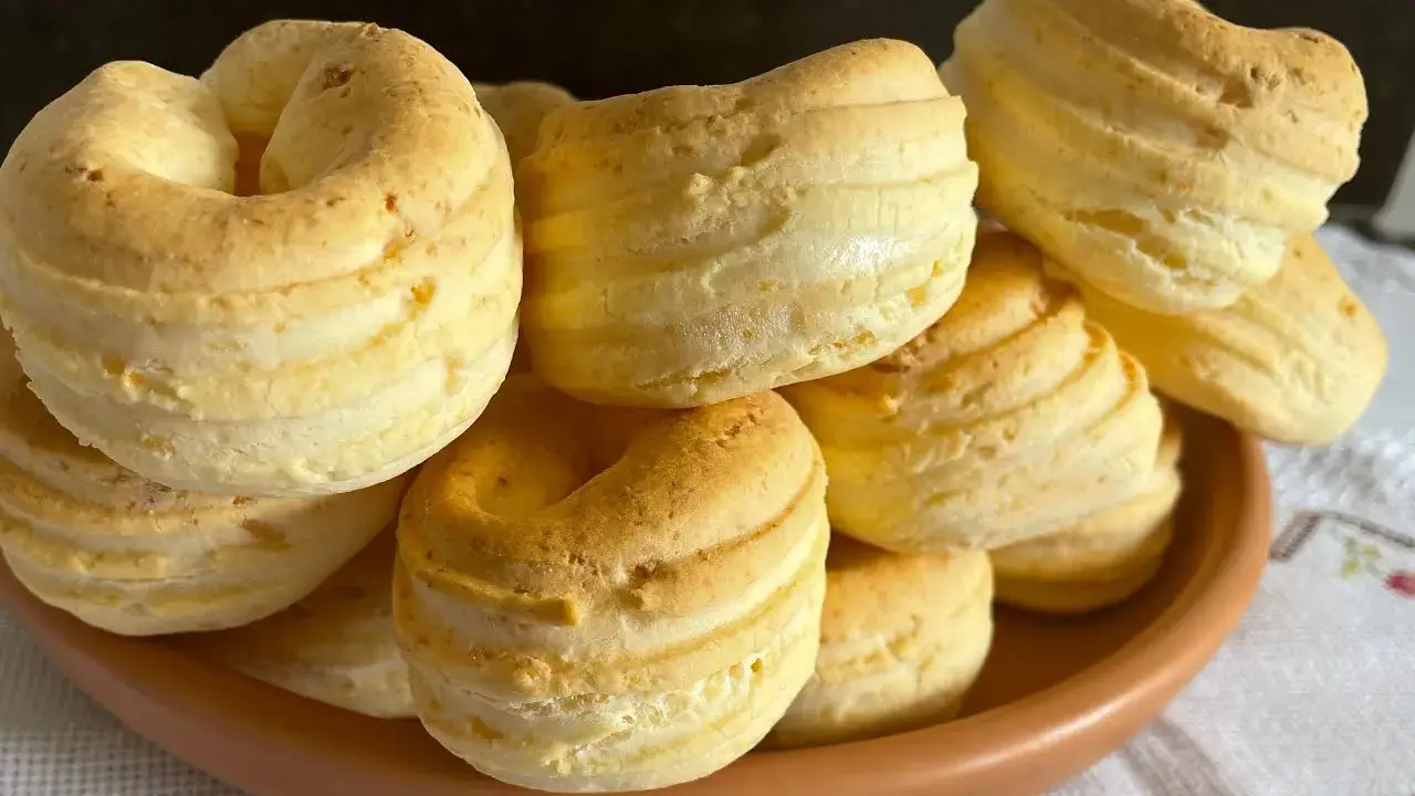Biscoito de queijo com iogurte natural caseiro para o café ou lanche
