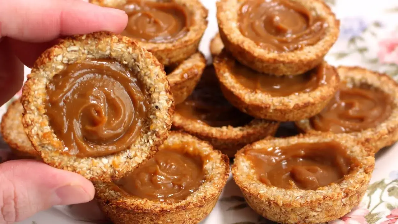 Biscoito tortinha sem açúcar com banana, coco e aveia