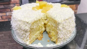 Bolo de Abacaxi Caseiro Bem Molhadinho e Recheado