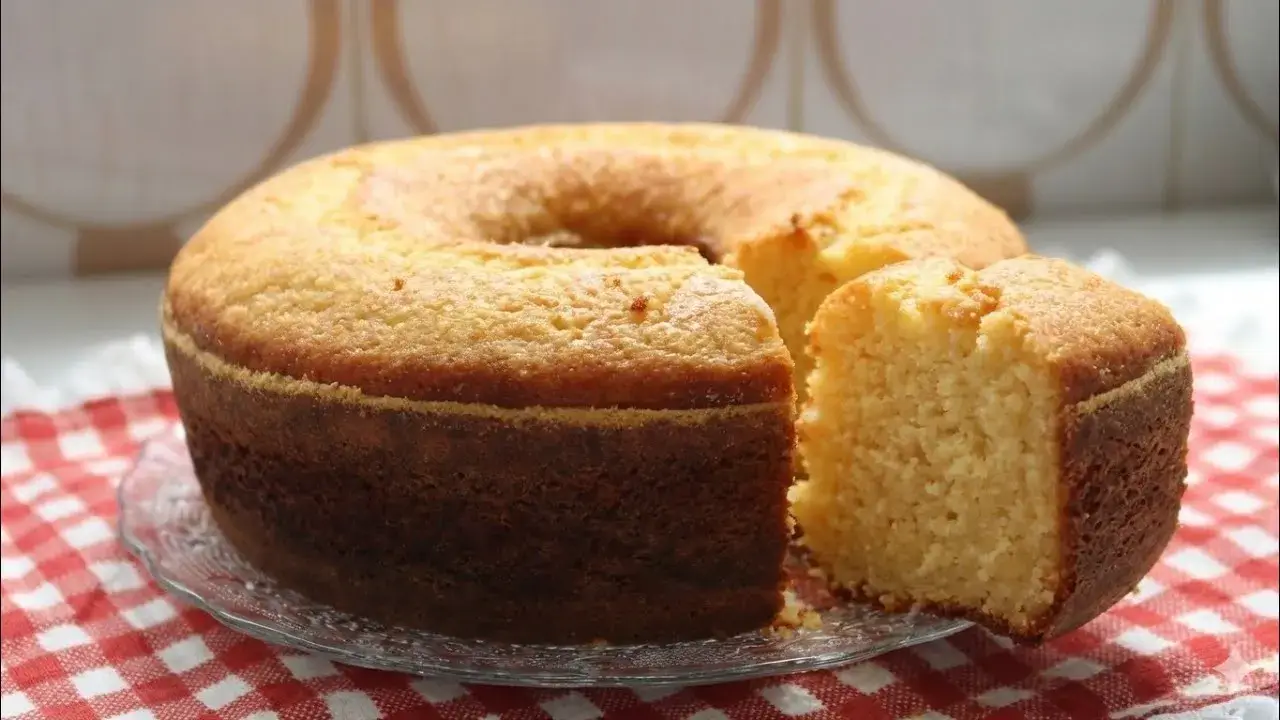 Bolo de fubá com requeijão fofinho para o café da tarde