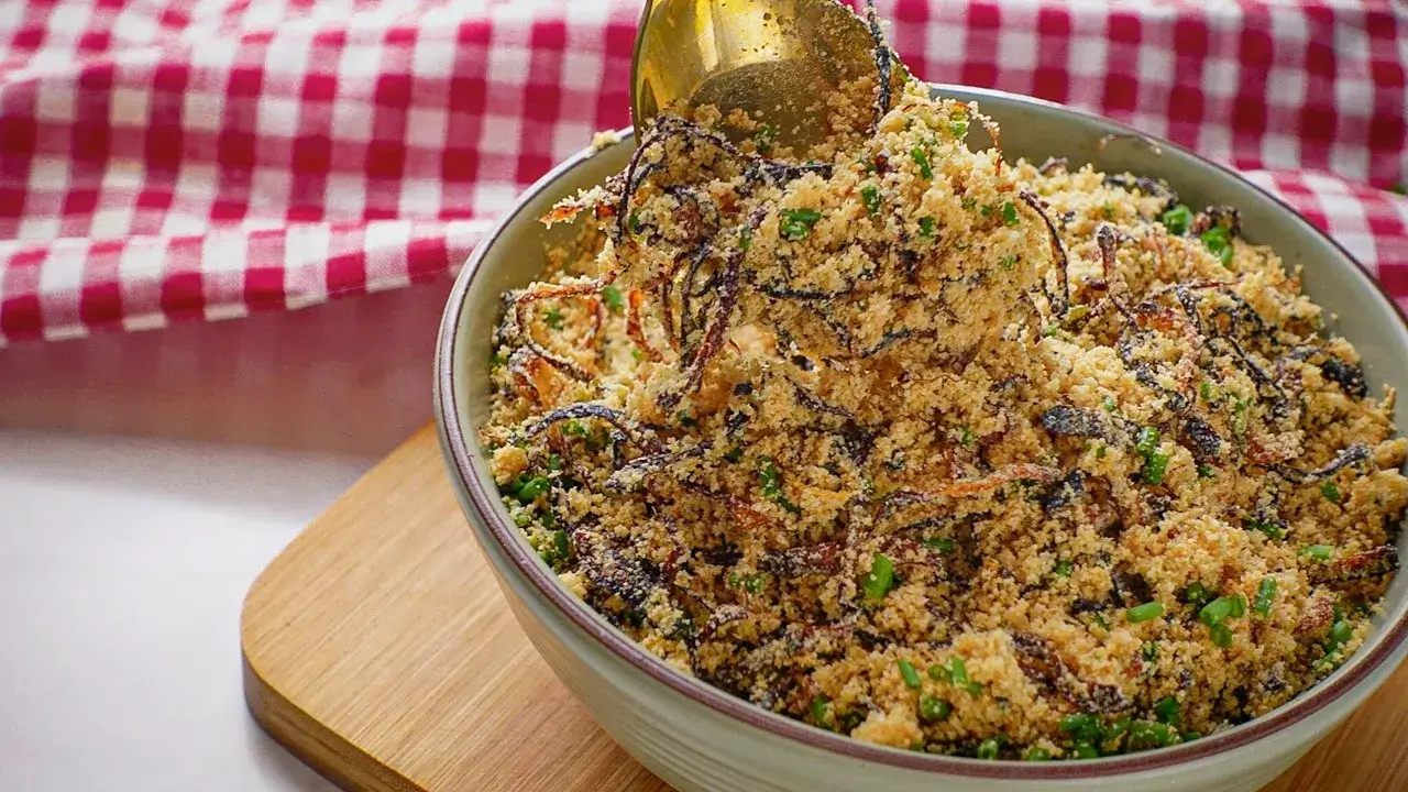 Farofa de Cebola Crocante para Acompanhar Carnes, Arroz e Feijão