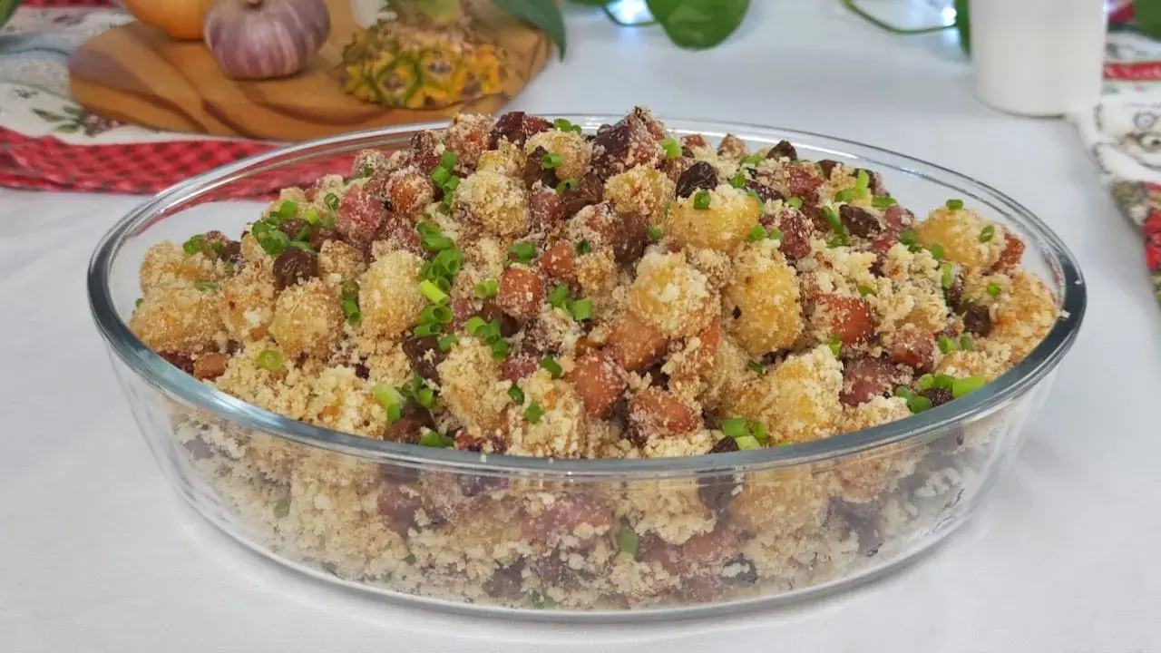 Farofa de abacaxi com bacon fácil e saborosa para churrasco e festas
