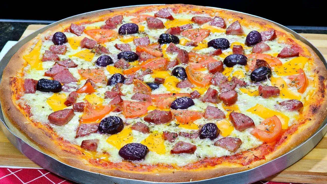 Pizza caseira simples com massa fácil e poucos ingredientes