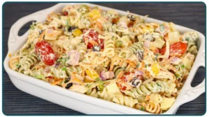 Salada de macarrão cremosa e colorida para festas e almoço em família