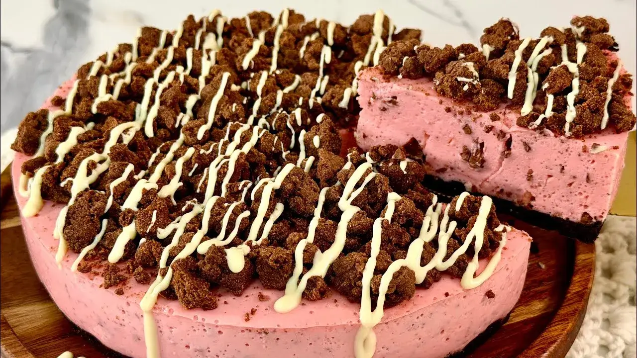 Torta de Morango Trufada com Base de Biscoito e Crocante de Chocolate