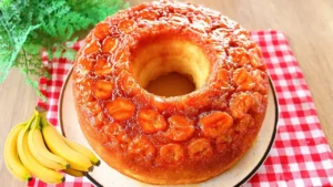 Bolo de Banana Caramelado fofinho com calda dourada e preparo simples