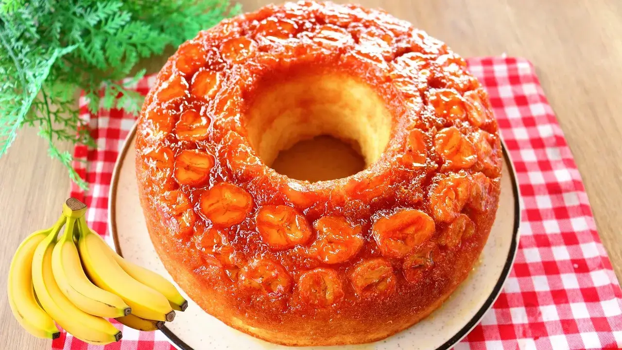 Bolo de Banana Caramelado fofinho com calda dourada e preparo simples