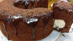 Bolo de Chocolate Recheado de Liquidificador Fácil e Já Sai Recheado do Forno
