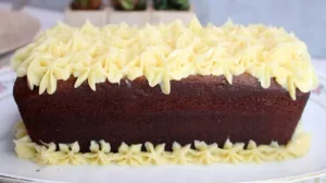 Bolo de Chocolate com Brigadeiro Branco Caseirinho Fofinho e Úmido para Vender ou Servir em Família