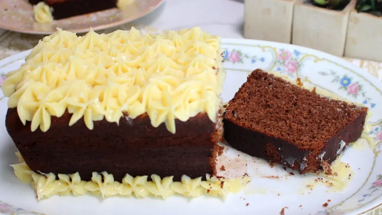 Bolo de Chocolate com Brigadeiro Branco Caseirinho