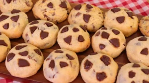 Cookie de Leite Condensado com Gotas de Chocolate Crocante e Macio