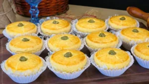 Empada de Frango Cremosa com Massa Quebradiça e Recheio Bem Temperado