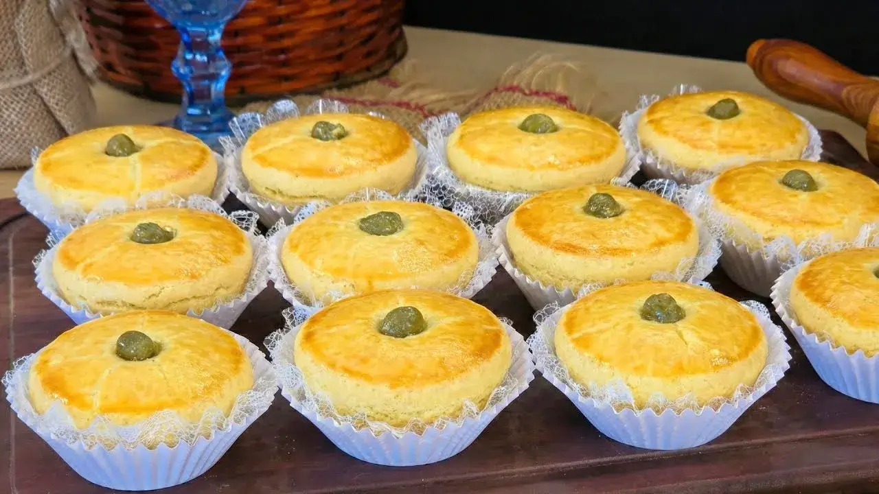 Empada de Frango Cremosa com Massa Quebradiça e Recheio Bem Temperado