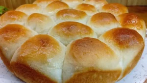 O pão doce de 3 ingredientes é perfeito para o café da manhã ou café...