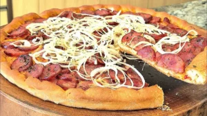 Pizza Caseira de Calabresa com Massa Macia e Assada Uma Única Vez