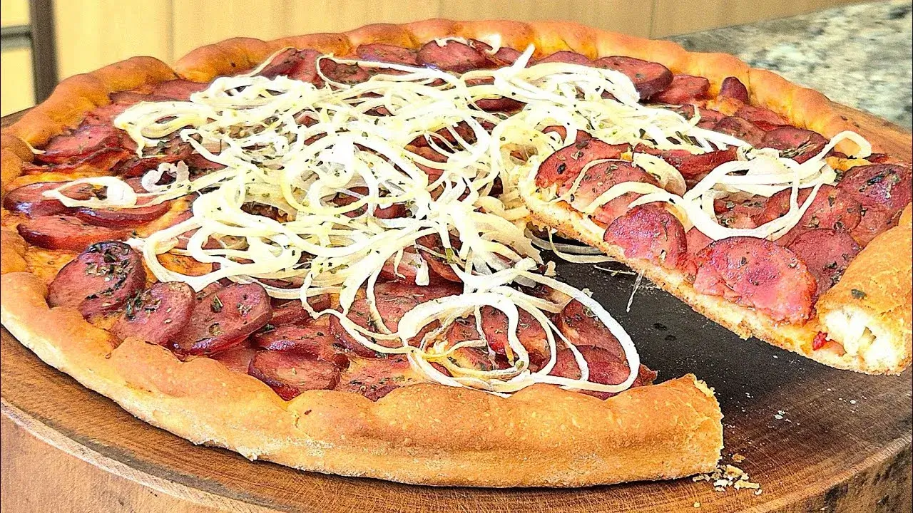 Pizza Caseira de Calabresa com Massa Macia e Assada Uma Única Vez