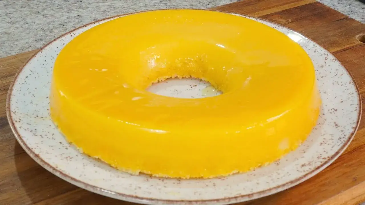 Quindim de Forma Grande com Coco Cremoso e Brilho Dourado