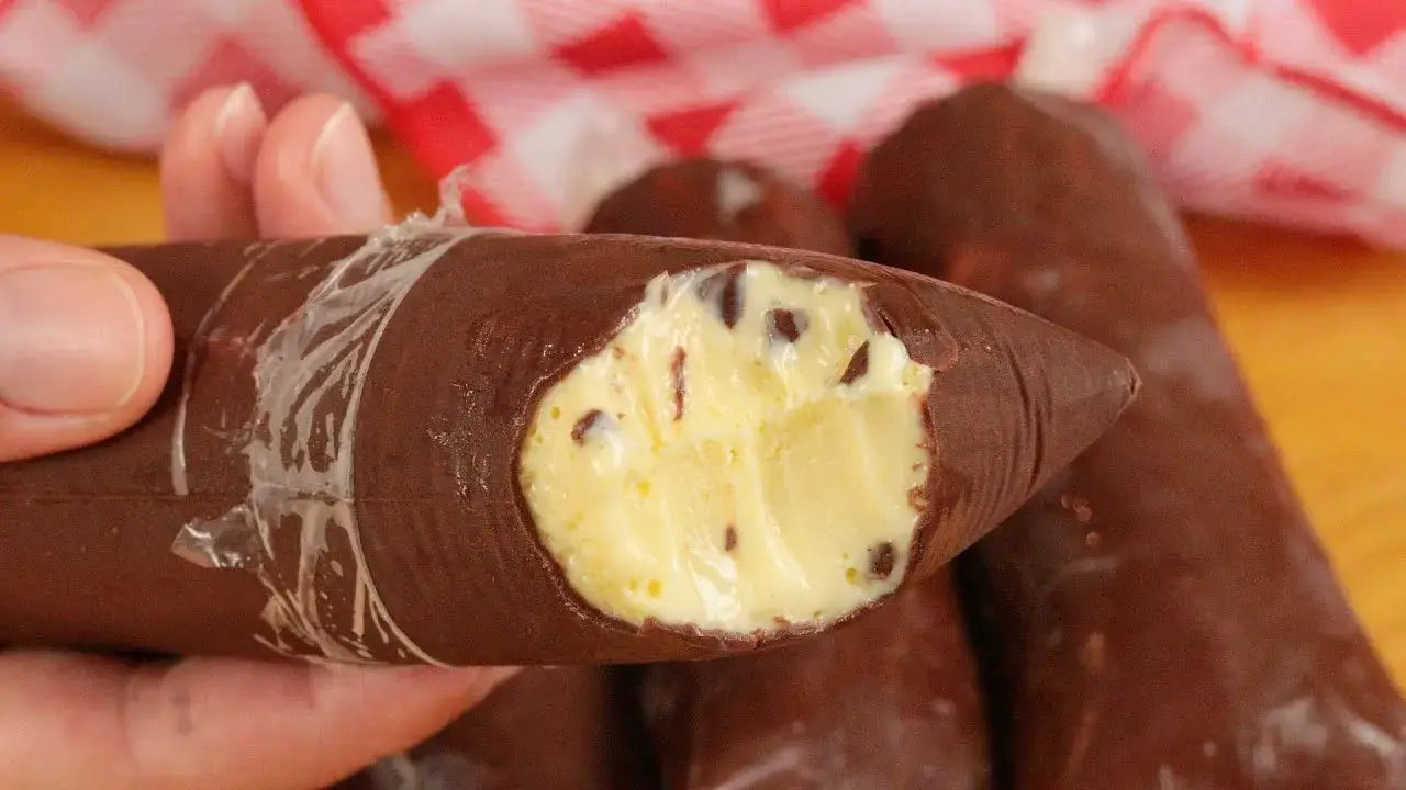 Sacolé de Maracujá com Chocolate Cremoso para Dias Quentes