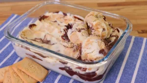 Sorvete caseiro de chocolate cremoso com ganache e biscoito