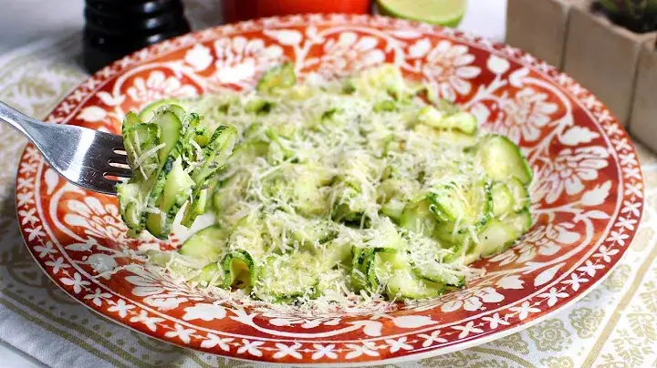 Abobrinha Italiana Fatiada com Parmesão e Limão: Entrada Leve e Cheia de Sabor