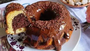 Bolo Mesclado Fofinho com Ganache de Chocolate para Café da Tarde